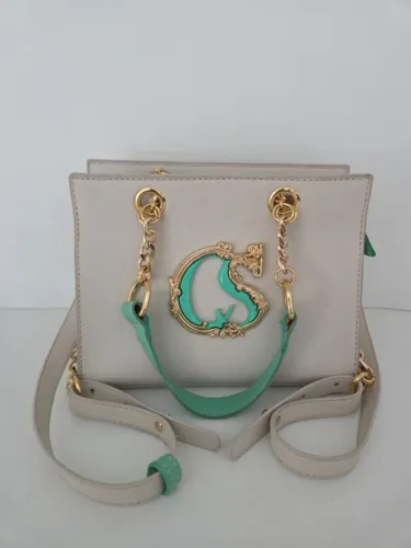 Bolsa de couro Carmen Steffens branca com detalhes em verde água e ferragens douradas