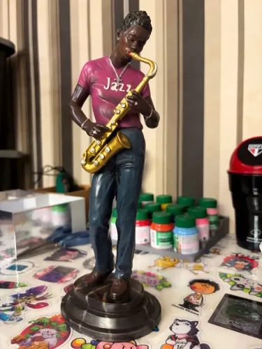 Boneco em Resina Tocando Jazz Saxofone