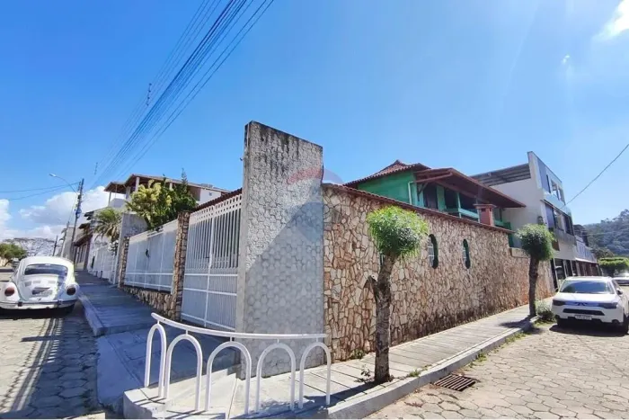 Oportunidade Imperdível Casa de Esquina com Duas Residências!