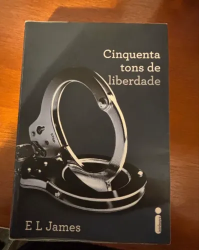 Livro Cinquenta tons de liberdade