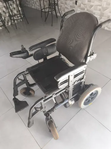 Cadeira de rodas motorizada com defeito