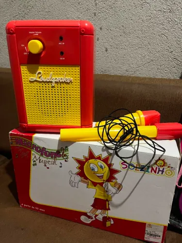 Brinquedo caixinha de som e microfone