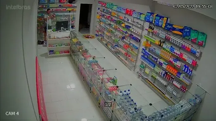 Vendo prateleiras de vidro e balcão caixa