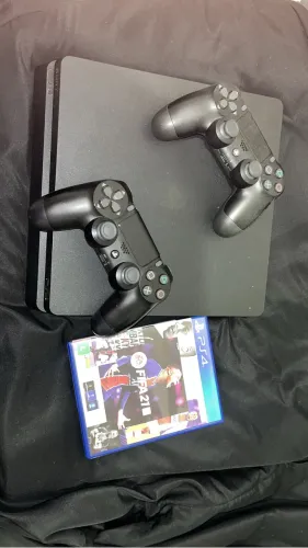 PS4 Slim 1TB + 2 Controles Originais + FIFA 21 - 861GB Livre - Floripa