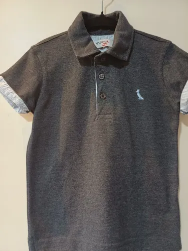 Camisa Polo Reserva Mini cinza chumbo com detalhe nas mangas.