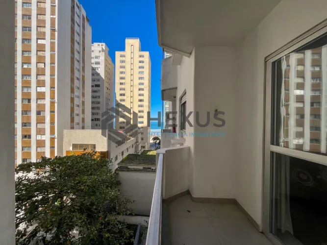 Apartamento com varanda vista mar e lazer a 1 quadra da praia na região da Barra Funda nas