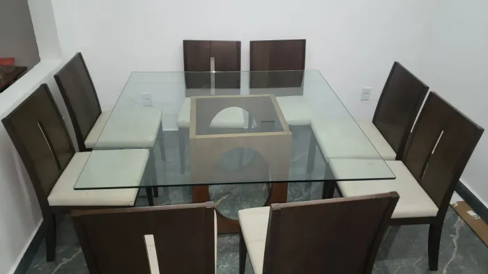 Mesa quadrada de vidro 10mm x 1,50m x 1,50m, com 8 cadeiras 