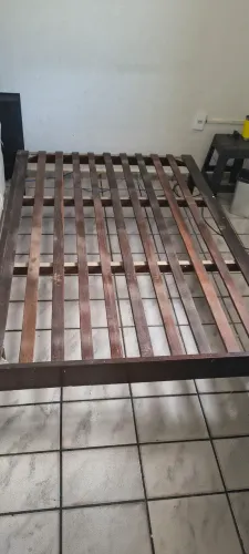 Cama de madeira maciça