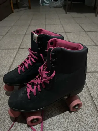 Patins 4 rodas oxer retrô preto e rosa