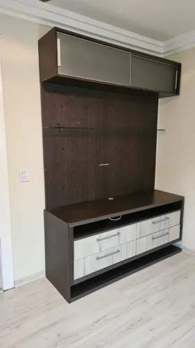Painel de TV / Estante com nichos e gavetas