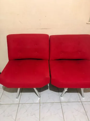 Sofá e mesa.