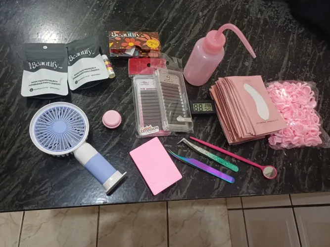 Produtos para lashs designer, novinhos "fiz o curso, investi mas nãome encontrei na área"