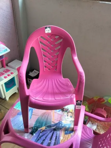 Lote de cozinha e mesa com duas cadeiras infantil 