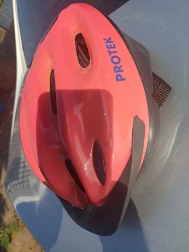 Capacete para ciclismo da marca Protek na cor rosa r rosa