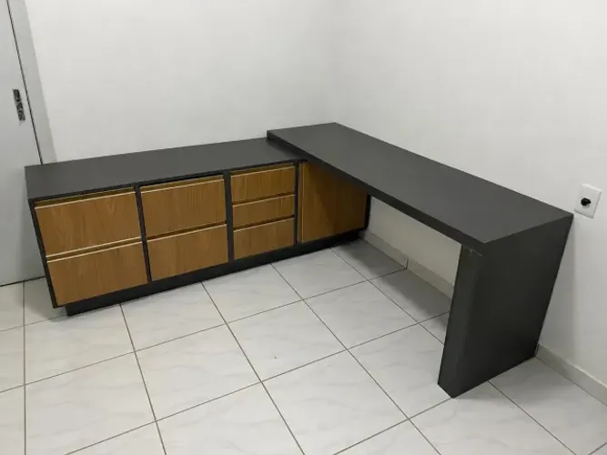 Escrivaninha em L Planejada + Balcão Grande com Gaveteiros e Arquivo (MDF)