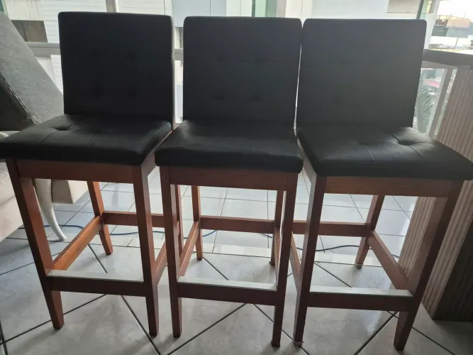 Banquetes altas em madeira nobre