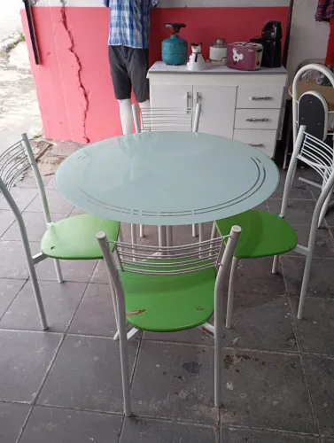 Mesa com 4 cadeiras 