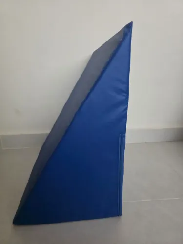 Almofada triangular leitura/amamentação azul