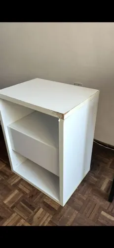 Criado mudo/ Armarinho branco