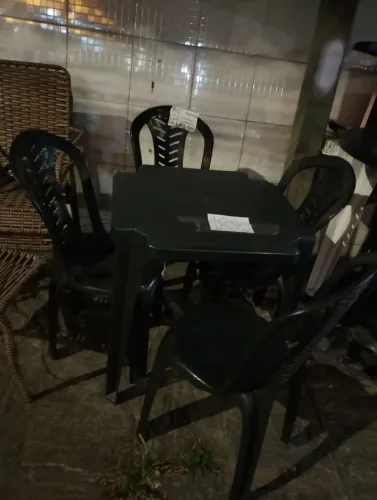 Kit 1 mesa + 4 cadeiras preto e branco