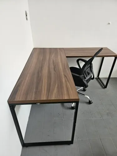 Mesa escritório em L com cadeira