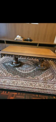 Mesa de centro, madeira maciça, toda entalhada a mão.