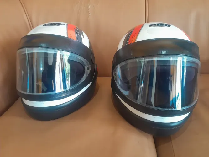 2 Capacete +capa de chuva