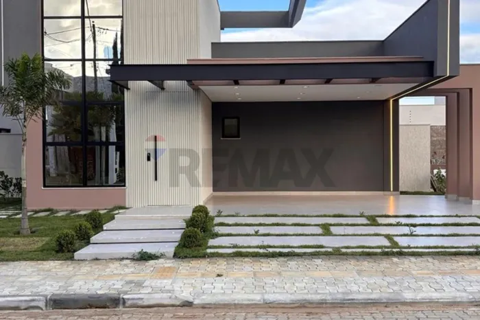 Casa em Condomínio Horto Premier: 3 Suítes com Lazer e Segurança.
