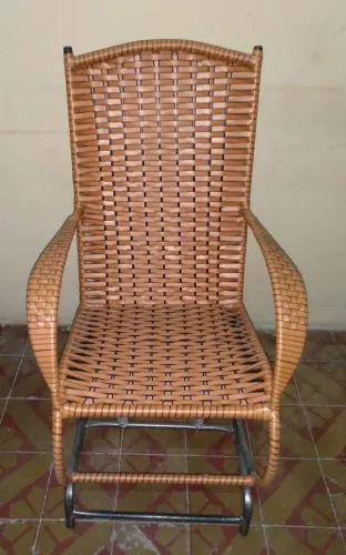 Vendo Cadeira de Balanço com 04 molas reforçadas.