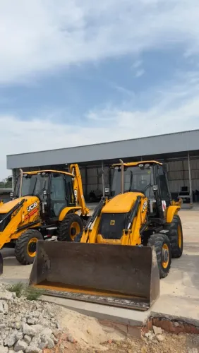 Retroescavadeira JCB 3CX 2023