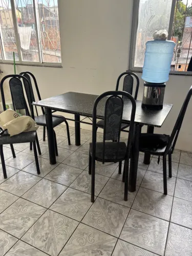Vendo mesa com 4 cadeiras