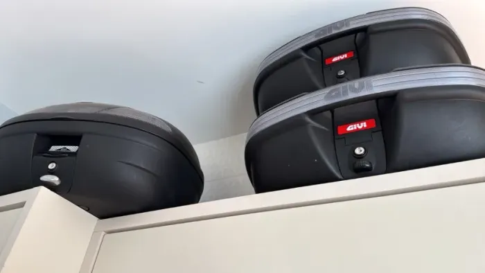 Kit de bagageiro, suportes laterais e baús GIVI para Suzuki GSX e Bandit