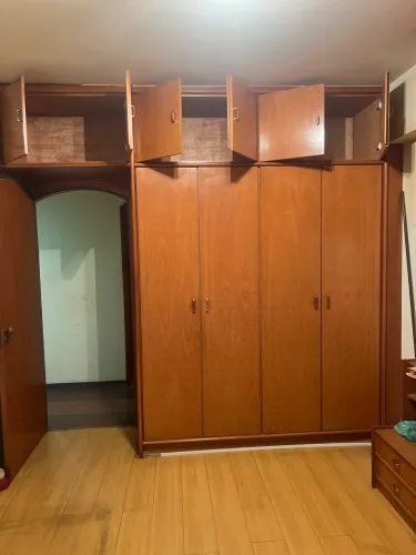Guarda-roupa com estante