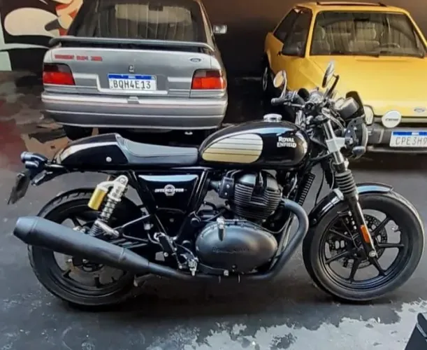 Interceptor 650 customizada com peças importadas originais Royal enfield