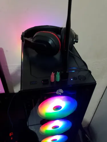 Pc gamer mais acessórios como a mesa teclado bluetooth fone 