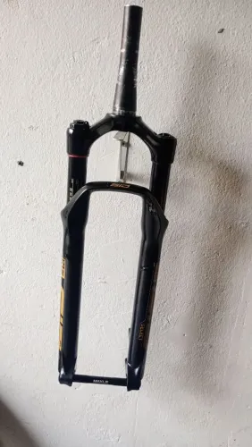 Suspensão rock Shox Reba