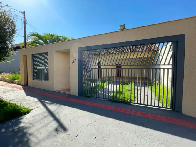 Casa com 3 Quartos para alugar, 250 m² por R$ 6.000/mês - Universitário - Londrina/PR