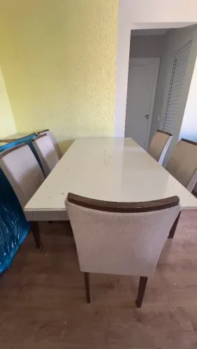 Conjunto de mesa com 6 cadeiras