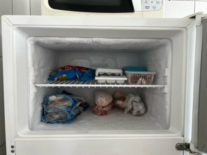 Vendo geladeira branca 