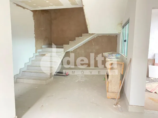 Casa residencial disponível para venda no bairro Santa Mônica em Uberlândia-MG