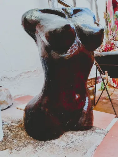 Escultura de argila. Torso feminino