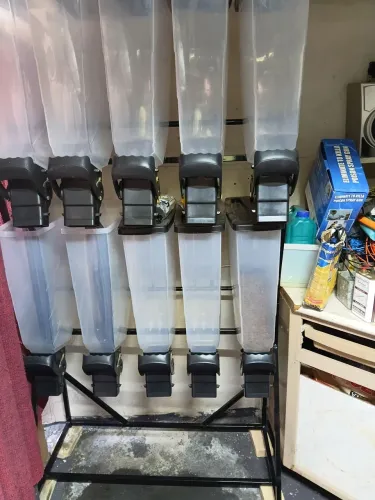 Vendo 10 despenser de rações com suporte seminovo