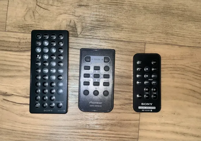 Controles remotos Sony e Pioneer