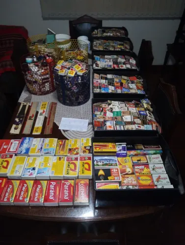 Caixas e cartelas de fósforos antigas e atuais. Aproximadamente 7.000 unidades