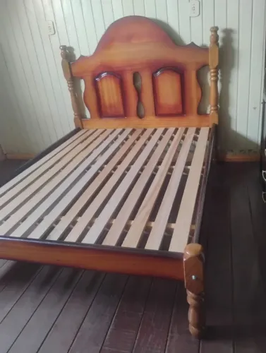 Vendo essa cama de casal torneada madeira
