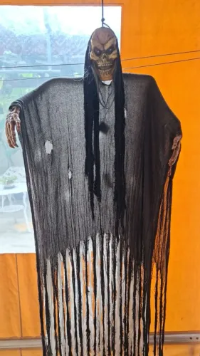 Caveira com roupa e mãos para o Halloween ?.