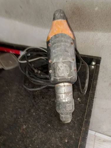 Vendo martelete 1200 watts de potência 5 kg  220ww.