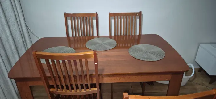 Mesa de Jantar 160 X 85 com 6 cadeiras em madeira maciça