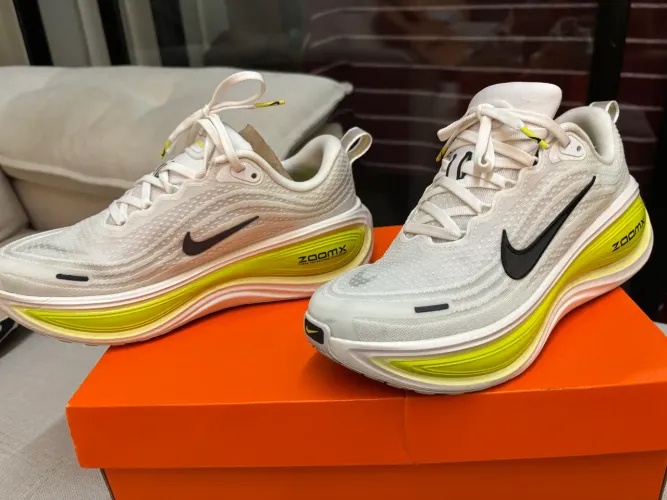 TÊNIS NIKE VOMERO PLUS