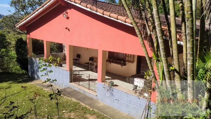 Mini chácara situada em local extremamente tranquilo, rodeado por vasta vegetação, muitas